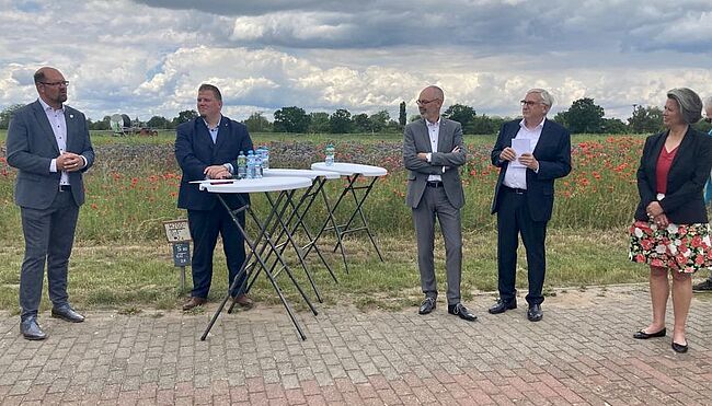 Thomas Zaschke / im Technologiepark Ostfalen in Barleben wird das neue Landeskriminlamt Sachsen-Anhalt gebaut. Hier ein Foto von der Pressekonferenz auf freiem Gelände.