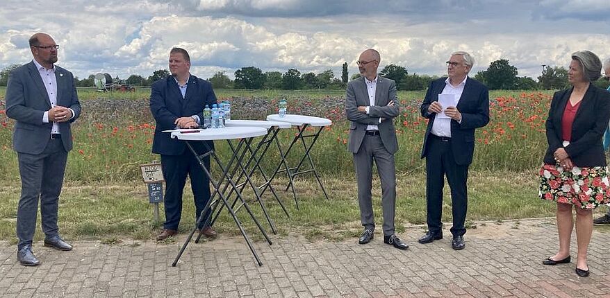 Thomas Zaschke / im Technologiepark Ostfalen in Barleben wird das neue Landeskriminlamt Sachsen-Anhalt gebaut. Hier ein Foto von der Pressekonferenz auf freiem Gelände.