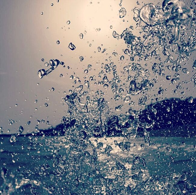 Foto Uwe Baumgart / es gilt, mit der Ressource Wasser sparsam umzugehen. Das Foto zeigt Wassertropfen in der Luft.