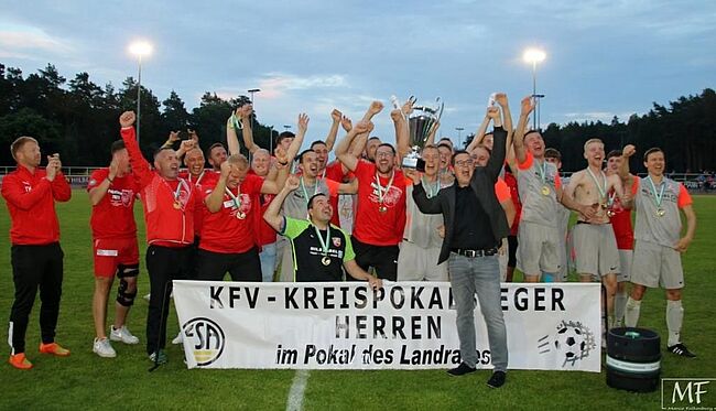 Foto Marco Falkenberg / Der Pokal des Landrates geht nach Osterwedingen. Es war ein spannendes Pokalspiel gegen Eintracht Gröningen.
