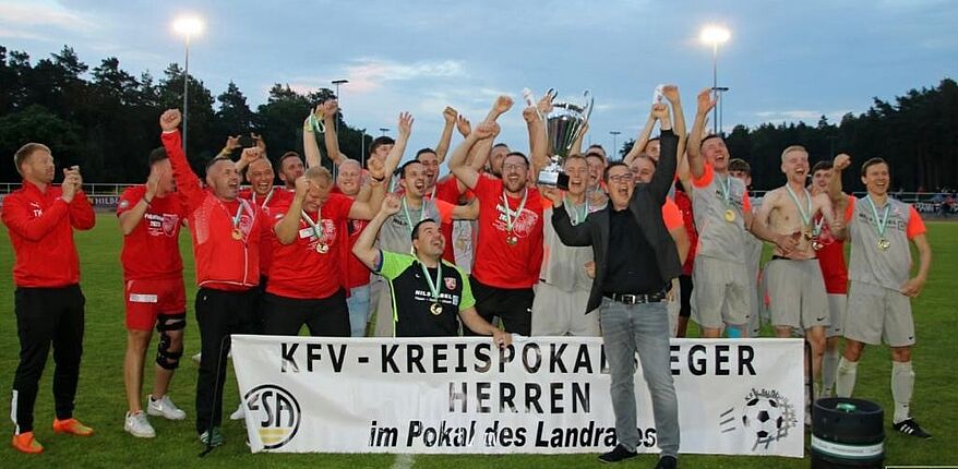 Foto Marco Falkenberg / Der Pokal des Landrates geht nach Osterwedingen. Es war ein spannendes Pokalspiel gegen Eintracht Gröningen.