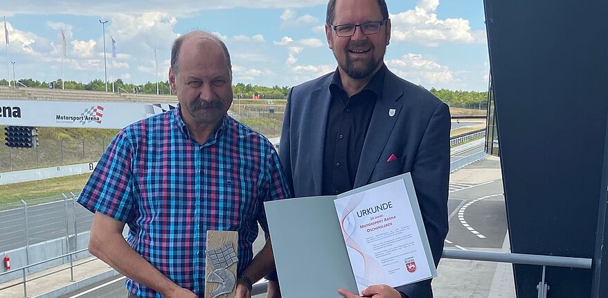 Foto Landkreis Börde / stellvertretend für ein großes Team gratuliert Landrat Martin Stichnoth Arena-Geschäftsführer Ralph Bohnhorst zum 25-Jährigen Jubiläum. Stichnoth überreicht eine Urkunde und einen Pokal. 