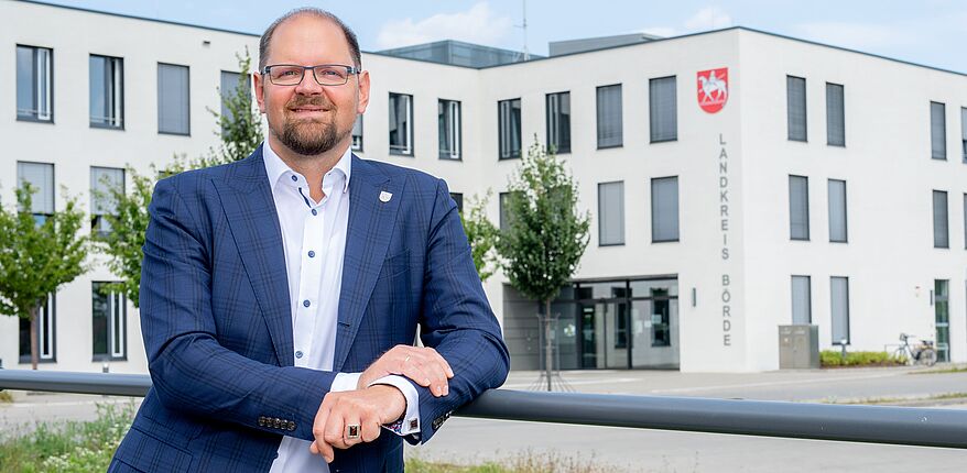 Landkreis Börde / Landrat Martin Stichnoth hier vor dem Verwaltungsgebäude Bornsche Straße 2 in Haldensleben