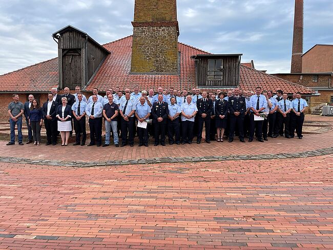 Foto Landkreis Börde / auf dem Hof des Technischen Denkmals Ziegelei in Hundisburg nehmen die Beratungsteilnehmer Aufstellung zum Erinnerungsfoto.