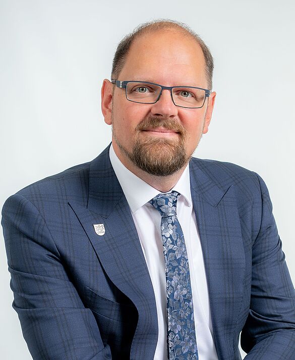 The photo shows the portrait of District Administrator Martin Stichnotz with jacket, white shirt and tie.