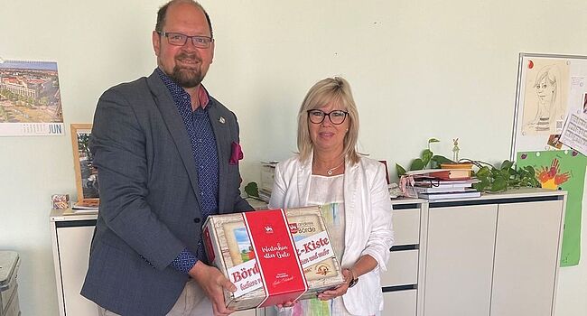 Foto Landkreis Börde / in diesen Tagen im Rathaus der Landeshauptstadt Magdeburg - Landrat Martin Stichnoth gratuliert der künftigen Oberbürgermeisterin Simone Borris zur Wahl / der Amtsantritt folgt am 1. Juli 2022.