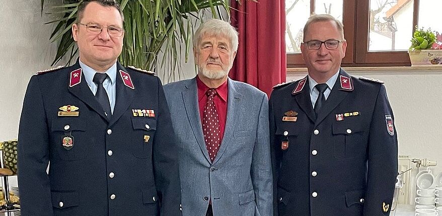 Landkreis Börde / der Colbitzer Ehrenkreisbrandmeister Klaus Gutsche (Bildmitte) hat seinen 80. Geburtstag gefeiert. Hier gratulieren Frank Alvermann (links) und Kreisbrandmeister Matthias Schumann.
