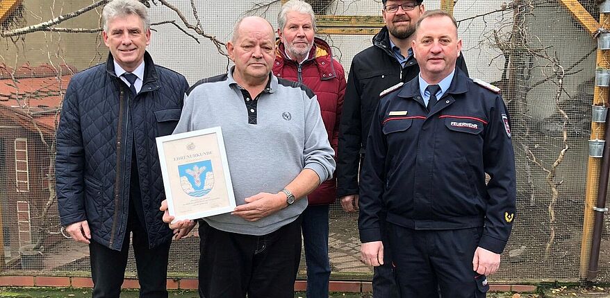 Das Foto zeigt den Jubilar (Lutz Pechbrett) sowie die kreislichen Gratulenten Landrat Martin Stichnoth und Kreisbrandmeister Matthias Schumann und 2 weitere Personen, darunter Ebendorf Bürgermeister Manfred Behrens.