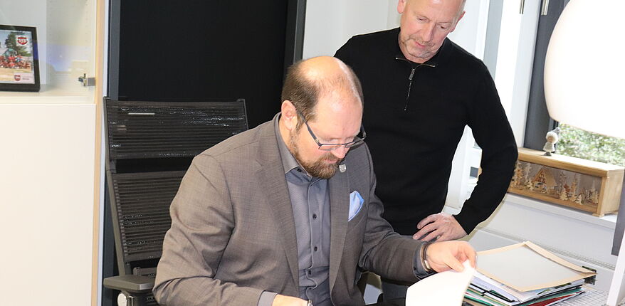 Foto Uwe Baumgart / Rüdiger Mages, Leiter des Amtes für Gesundheit und Verbraucherschutz legt Landrat Martin Stichnoth die tiergesundheitsrechtliche Allgemeinverfügung zur Unterschrift vor