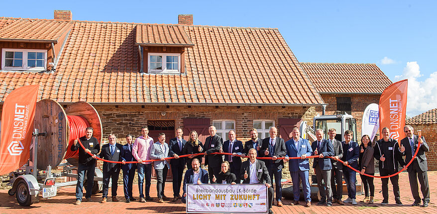 Foto DNS:NET / die Breitbandtagung der ARGE zieht in Hudisburg Bilanz des Glasfaserausbaus im Landkreises Börde. Hier alle Akteure mit einem Plakat auf dem Hof des Technischen Denkmals Ziegelei in Hundisburg.