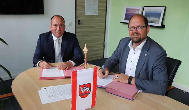 Foto Uwe Baumgart: Mit Wirkung ab 1. September 2022 hat Dr. Denis Gruber die Leitung des Dezernates „Bau, Umwelt und Kreisplanung“ beim Landkreis Börde übernommen. Hier im Foto mit Landrat Martin Stichnoth.