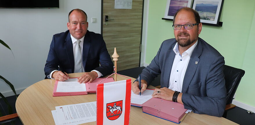 Foto Uwe Baumgart: Mit Wirkung ab 1. September 2022 hat Dr. Denis Gruber die Leitung des Dezernates „Bau, Umwelt und Kreisplanung“ beim Landkreis Börde übernommen. Hier im Foto mit Landrat Martin Stichnoth.