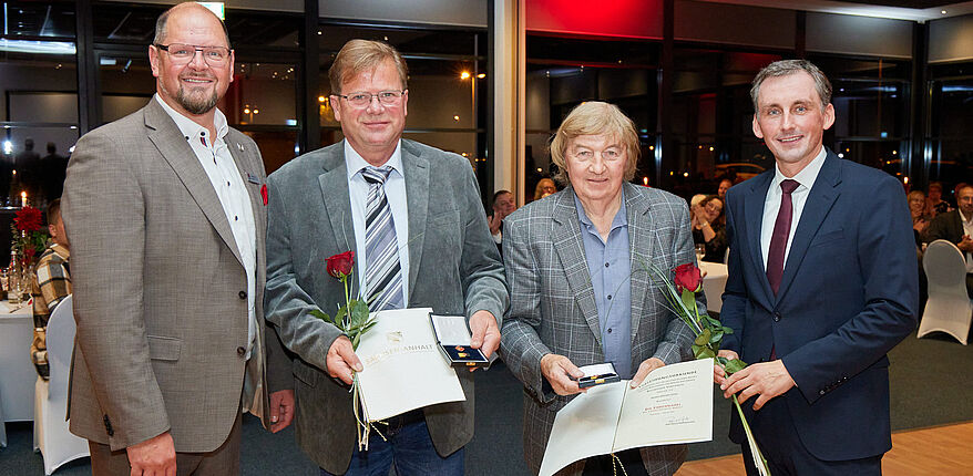 Ehrenamtsgalae des Landkreises Börde 2025_Minister Jan Riedel und Landrat Martin Stichnoth übergeben Ehrennadeln