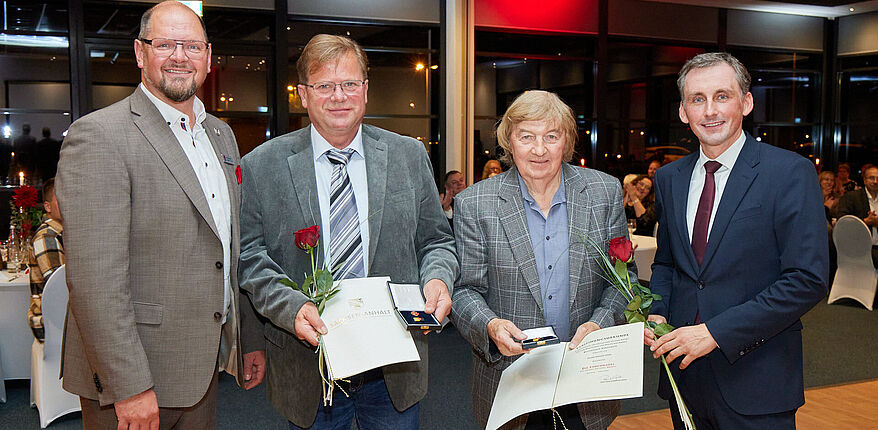 Ehrenamtsgalae des Landkreises Börde 2025_Minister Jan Riedel und Landrat Martin Stichnoth übergeben Ehrennadeln