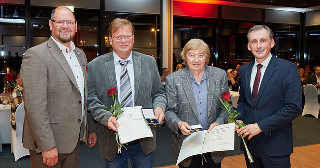 Ehrenamtsgalae des Landkreises Börde 2025_Minister Jan Riedel und Landrat Martin Stichnoth übergeben Ehrennadeln
