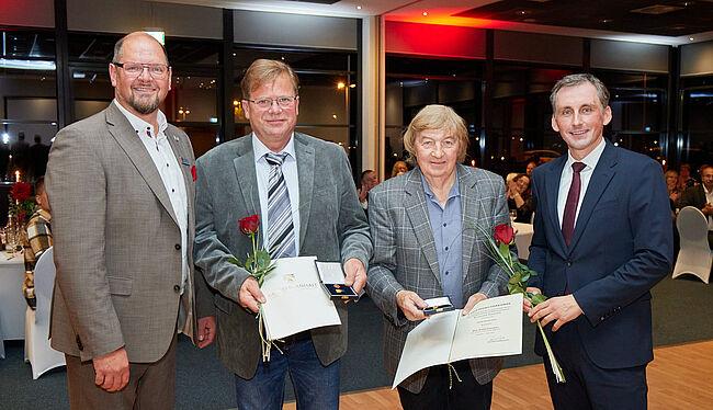Ehrenamtsgalae des Landkreises Börde 2025_Minister Jan Riedel und Landrat Martin Stichnoth übergeben Ehrennadeln