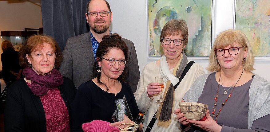 Joachim Hoeft, Haldensleben / die Künstlerinnen Jeanett Kugler, Karin Walter, Barbara Hoeft, hier Aufstellung zum Erinnerungsfoto mit Museumsleiterin Anette Pilz und Landrat Martin Stichnoth