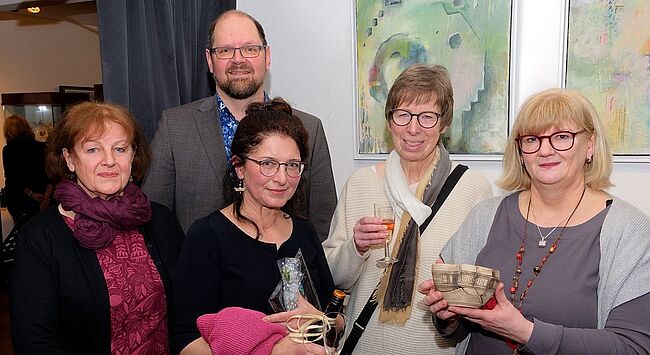 Joachim Hoeft, Haldensleben / die Künstlerinnen Jeanett Kugler, Karin Walter, Barbara Hoeft, hier Aufstellung zum Erinnerungsfoto mit Museumsleiterin Anette Pilz und Landrat Martin Stichnoth