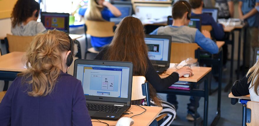 Unterricht mit Laptops zum digitalen Lernen