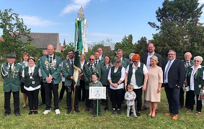 Foto Landkreis Börde / Aufstellung zum Erinnerungsfoto mit Landrat Martin Stichnoth zum Schützenfest des Schützenvereins Rätzlingen des Jahrgangs 2023