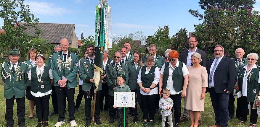 Foto Landkreis Börde / Aufstellung zum Erinnerungsfoto mit Landrat Martin Stichnoth zum Schützenfest des Schützenvereins Rätzlingen des Jahrgangs 2023