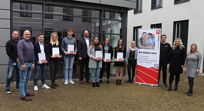 Foto Uwe Baumgart / Aufstellung zum Erinnerungsfoto, die "Dualen Studenten" und "Notfallsanitäter" haben aus den Händen von Landrat Martin Stichnoth ihre Ausbildungsverträger erhalten