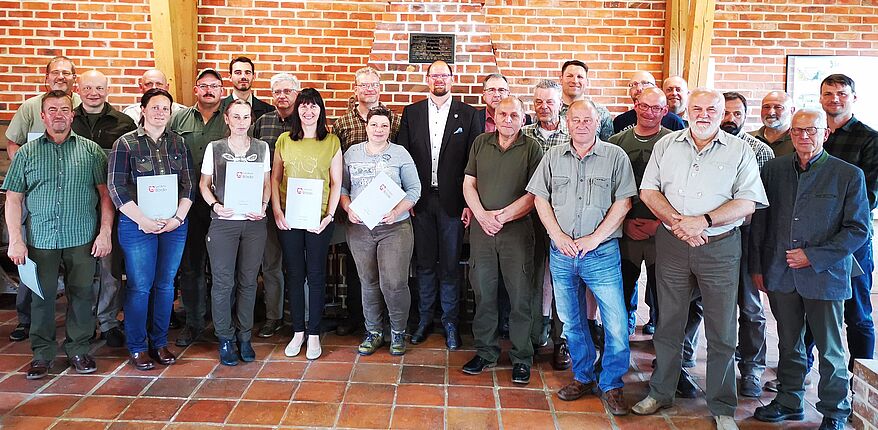 Foto Landkreis Börde / Aufstellung zum Erinnerungsfoto - Landrat Martin Stichnoth hat die Mitglieder und den Vorsitzenden der Jägerprüfungskommission des Landkreises Börde berufen