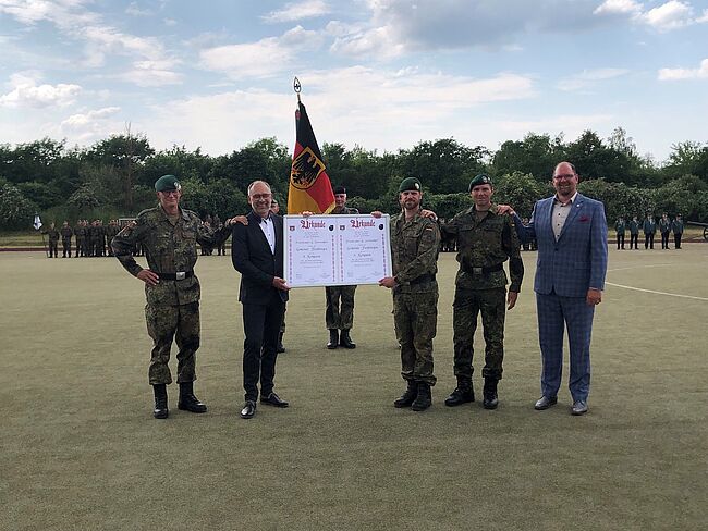 Landkreis Börde / im Beisein von Landrat Martin Stichnoth besiegeln der Luftkurort Flechtingen und die 4. Jägerkompanie des Ausbildungsverbandes des Gefechtsübungszentrums des Heeres in Letzlingen (GÜZ) der Bundeswehr die Partnerschaft