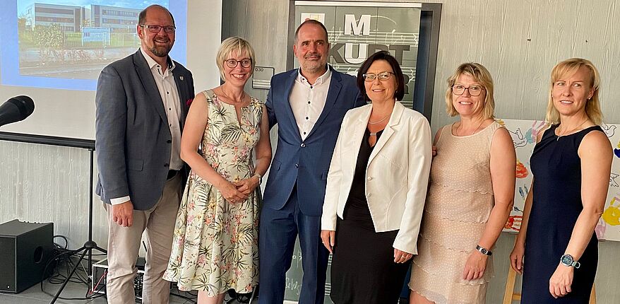 Aufstellung zum Erinnerungsfoto von links nach rechts: Landrat Martin Stichnoth, Silke Heick / Leiterin Förderschule Klein Oschersleben, BBS-Leiter Toralf Schröder, Astrid Ripke / Leiterin Puschkin-Sekundarschule Oschersleben, Petra Gerloff / Leiterin Gemeinschaftsschule „Am Diesterwegring“ Oschersleben, Bildungsamtsleiterin Friederike Hecht