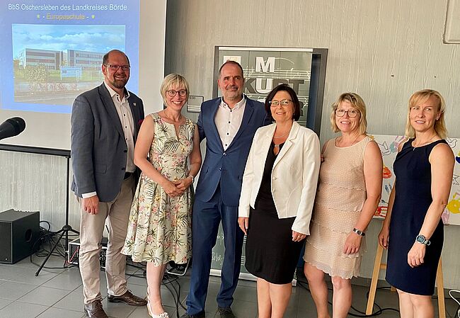 Aufstellung zum Erinnerungsfoto von links nach rechts: Landrat Martin Stichnoth, Silke Heick / Leiterin Förderschule Klein Oschersleben, BBS-Leiter Toralf Schröder, Astrid Ripke / Leiterin Puschkin-Sekundarschule Oschersleben, Petra Gerloff / Leiterin Gemeinschaftsschule „Am Diesterwegring“ Oschersleben, Bildungsamtsleiterin Friederike Hecht