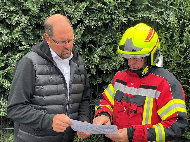 Landkreis Börde / Rückblick, Kreisbrandmeister Matthias Schumann informiert Landrat Martin Stichnoth über die Unwetterlage der vergangen Nacht, speziell über die Einsätze der Freiwilligen Feuerwehren