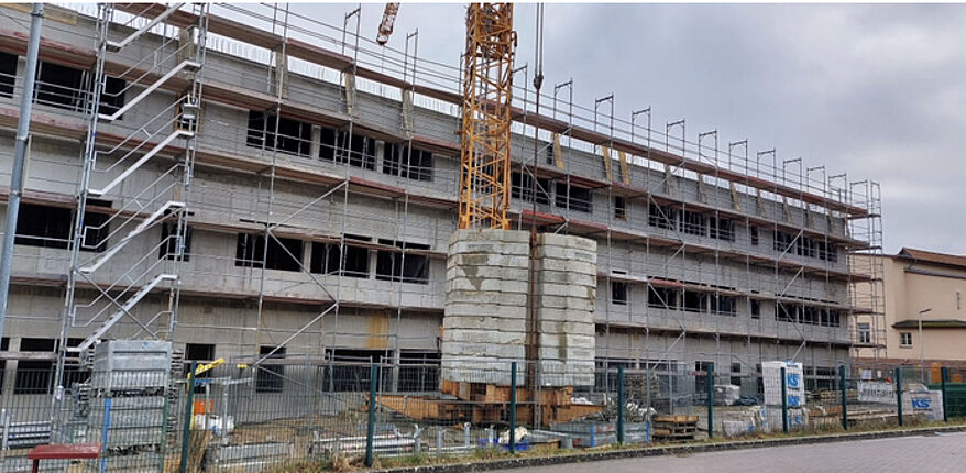 Das Foto zeigt den beinahe fertigen Rohbau des Neubauteils am Gymnasium Weferlingen.