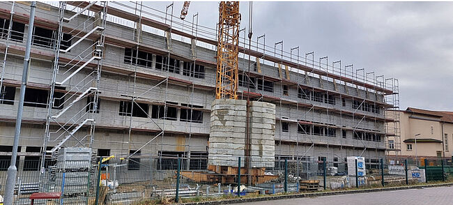 Das Foto zeigt den beinahe fertigen Rohbau des Neubauteils am Gymnasium Weferlingen.