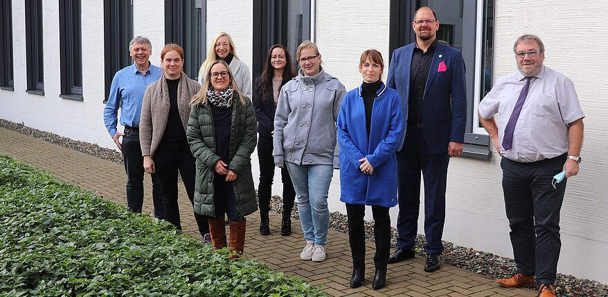 Das Gruppenfoto zeigt die Datenschutzbeauftragen im Innenhof der Kreisverwaltung in Haldensleben. Unter anderem sind Kreisdatenschutzbeauftragter Holger Marter und Landrat Martin Stichnoth im Bild. 