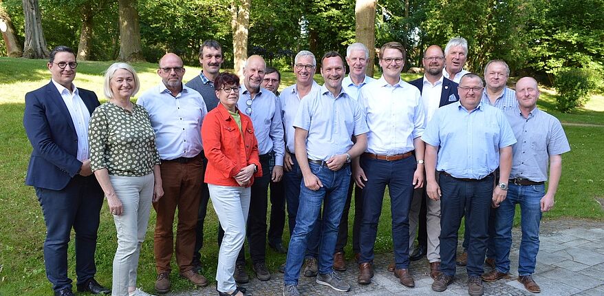 Gruppenfoto Barbara Ilse / Aufstellung zum Erinnerungsfoto an das "Landratsgrillen" / sechster von rechts Marius Denecke 