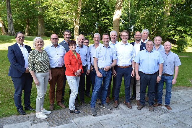 Gruppenfoto Barbara Ilse / Aufstellung zum Erinnerungsfoto an das "Landratsgrillen" / sechster von rechts Marius Denecke 