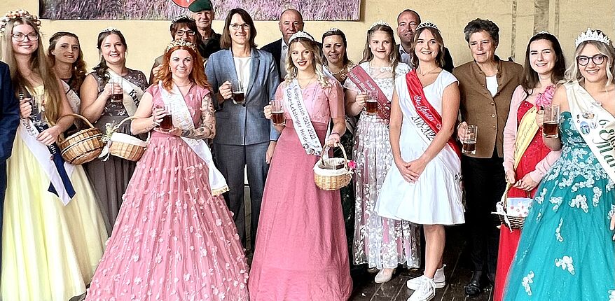 Foto Landkreis Börde / das Colbitzer Heidefest zieht jährlich tausende Besucher an. Landrat Martin Stichnoth wird von Dr. Denis Gruber (5. von rechts) vertreten. Die Majestäten und Honorationen nehmen Aufstellung zum Erinnerungsfoto.