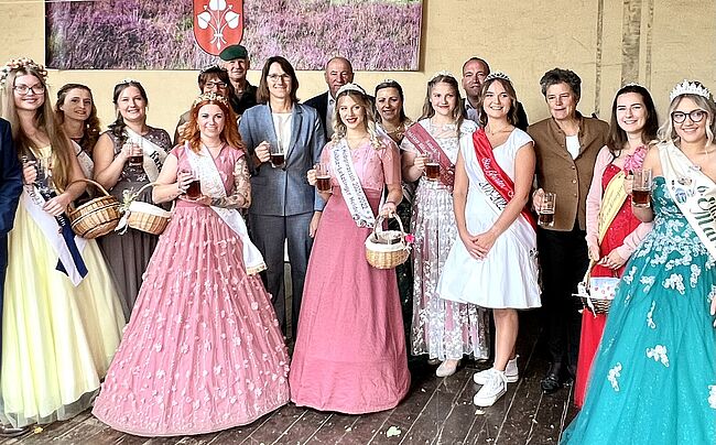 Foto Landkreis Börde / das Colbitzer Heidefest zieht jährlich tausende Besucher an. Landrat Martin Stichnoth wird von Dr. Denis Gruber (5. von rechts) vertreten. Die Majestäten und Honorationen nehmen Aufstellung zum Erinnerungsfoto.