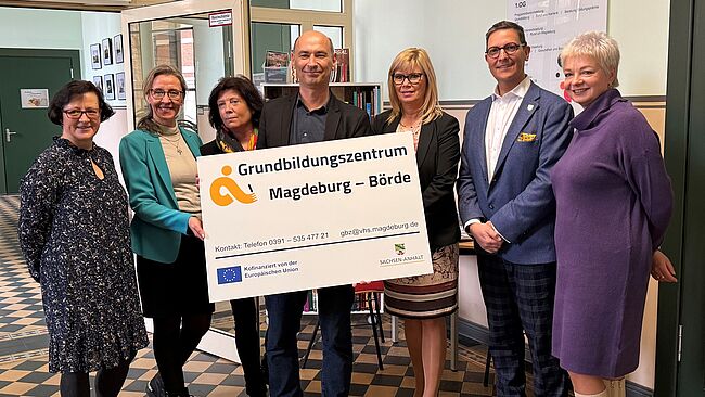 Beigeordneter Dr. Markus Waselewski (Dritter von rechts) und Sylvia Wolf (Zweite von links), Leiterin der Kreisvolkshochschule bei der Eröffnung des Grundbildungszentrum Magdeburg - Börde