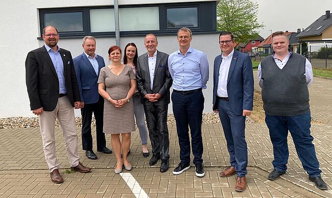 Foto Landkreis Börde / v.l.n.r.: Landrat Martin Stichnoth, Bürgermeister Thomas Kluge Jeannette Willborn (Fachbereichsleiterin Bau / Sülzetal), Isabel Schmidt (Wirtschaftsförderung Sülzetal), Bürgermeister Jörg Methner, Jens Fuhrberg (INTEL / Global Gouverment Affairs), Danny Schonscheck