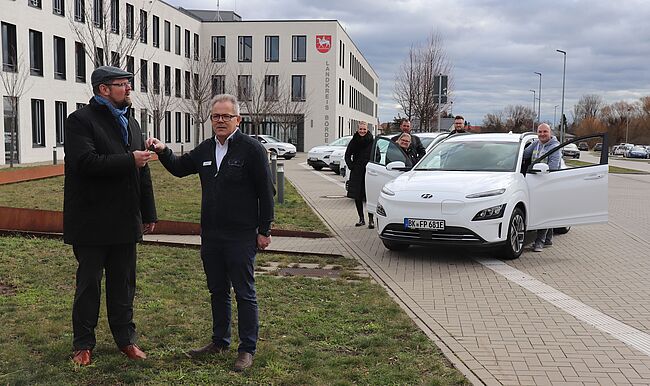 Uwe Baumgart / der Landkreis börde hat damit begonnen, seinen Fuhrpark sukzessive durch E-Autos zu ersetzten. Im Bild, hier werden die Fahrzeuge geliefert.