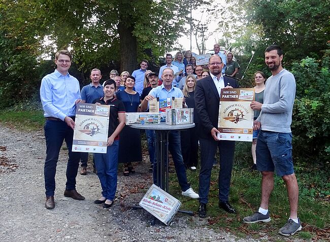 Foto  Kreisbauernverband Börde - Claudia Thiele / in diesen Tagen in Sülldorf, die Partner der "Börde Schatz Kiste" treffen sich, auch um 5 "Neue" zu begrüßen. Alle Partner nehmen Aufstellung zum Erinnerungsfoto.