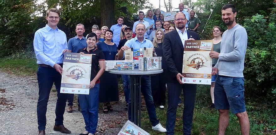 Foto  Kreisbauernverband Börde - Claudia Thiele / in diesen Tagen in Sülldorf, die Partner der "Börde Schatz Kiste" treffen sich, auch um 5 "Neue" zu begrüßen. Alle Partner nehmen Aufstellung zum Erinnerungsfoto.