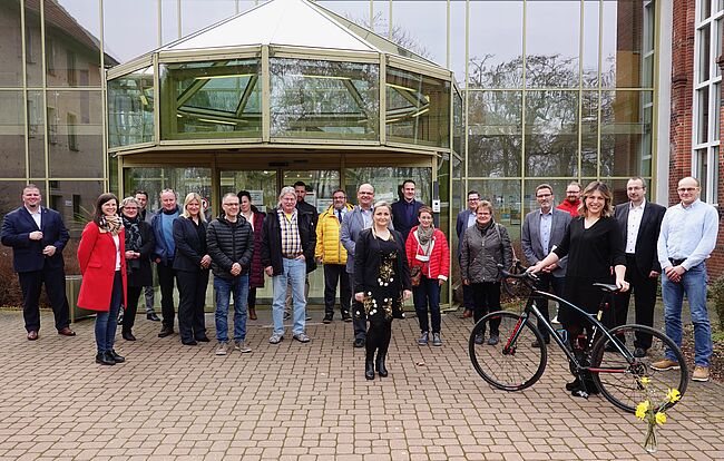 Auch für dokumentarische Zwecke. Aufstellung zum Gruppenfoto vor dem Verwaltungsgebäude des Landkreises Börde in Oschersleben. Mit dem Rad in den Händen Radverkehrskoordination Marlen Lekschas, Bildmitte (vorn) Annett Dippe, Leiterin Kreisplanung.