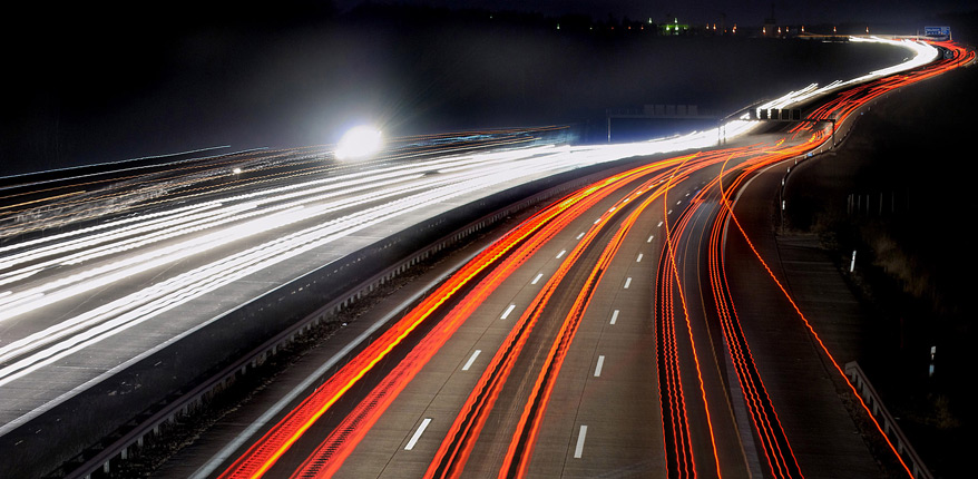 © Joachim Hoeft Langzeitbelichtung der Autobahn bei Marienborn in der Nacht