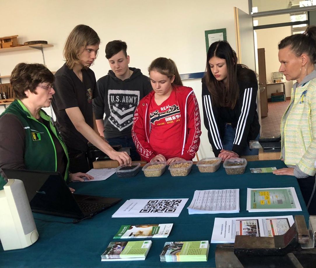 Dr. Ines Okunowski (links) stellt den Schülerinnen und Schülern der achten Klasse der Sekundarschule in Langenweddingen und die Vielfalt der grünen Berufe vor. Projektmitarbeiterin des VHS Bildungswerkes Bettina Hüdepohl (rechts) leitete das Kennenler © Landkreis Börde Dr. Ines Okunowski (links) stellt den Schülerinnen und Schülern der achten Klasse der Sekundarschule in Langenweddingen und die Vielfalt der grünen Berufe vor. Projektmitarbeiterin des VHS Bildungswerkes Bettina Hüdepohl (rechts) leitete das Kennenlernen.